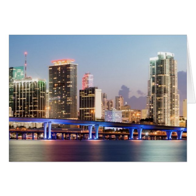 Ciel lumineux du centre de Miami à la tombée de la (Devant horizontal)