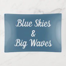 Cieux bleus et grand plateau de bibelot de vagues