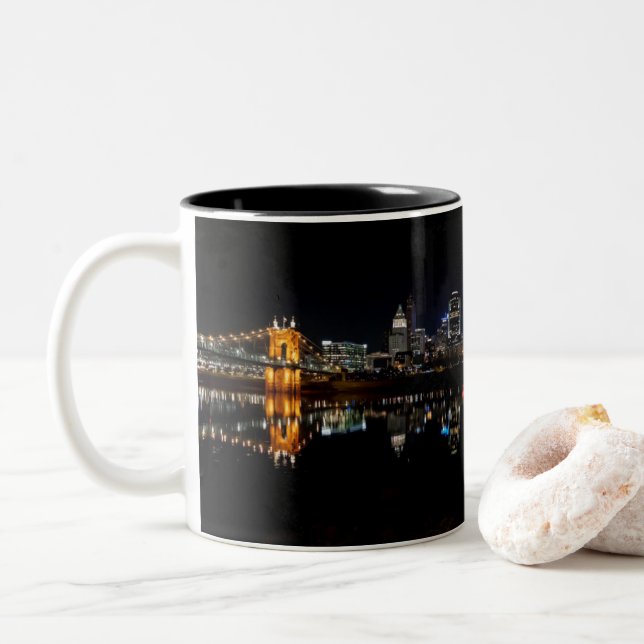 Cincinnati Skyline-Tasse Zweifarbige Tasse (Mit Donut)
