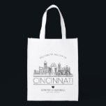 Cincinnati Wedding Stylized | Skyline Wiederverwendbare Einkaufstasche<br><div class="desc">Eine einzigartige Hochzeitstasche für eine Hochzeit in der schönen Stadt Cincinnati,  Ohio. Diese Tasche zeigt die einzigartige Skyline der Stadt mit ihrem Namen darunter. Anschließend erhalten Sie Informationen zu Ihrem Hochzeitstag in einem passenden,  offenen Stil.</div>