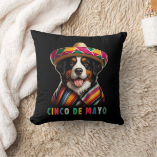 Cinco de Mayo Bernese Dog mit Poncho und Sombrero Kissen