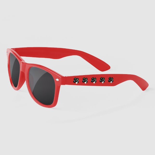 Cinq Boules De Pelouse Empilées, Lunettes De Solei (Gauche)
