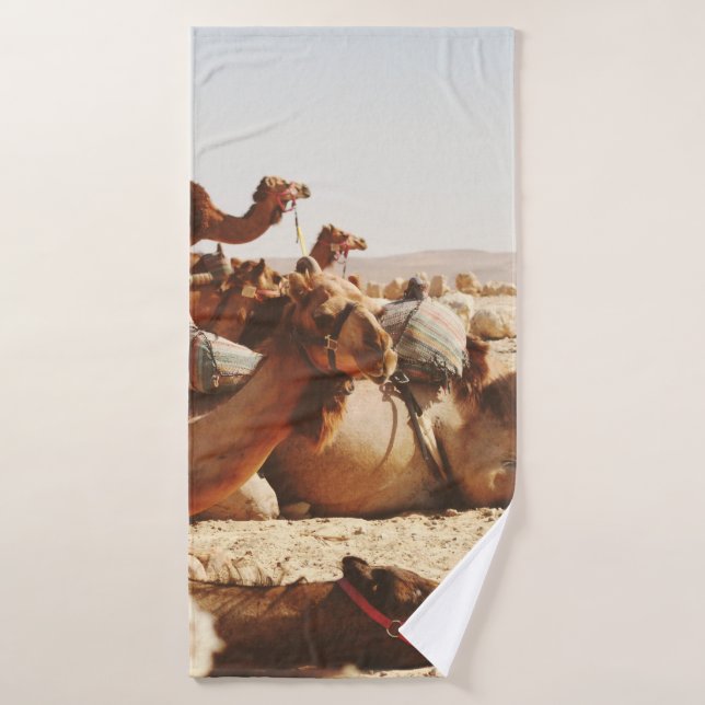 CINQ CAMELS SUR LE TERRAIN (Serviette de bain)