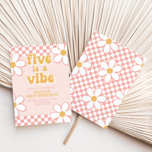 Cinq est une invitation rétro à daisies roses dans