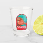 Cinque Terre Italien Reisen Vintag Schnapsglas<br><div class="desc">Cinque Terre Retro Reise Art Design. Cinque Terre ist eine Reihe von jahrhundertealten Küstendörfern an der zerklüfteten italienischen Riviera.</div>