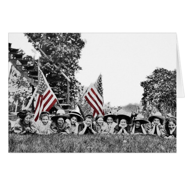 Circa 1910 Charming Women Lineup Patriotic Flag (Vorderseite (Horizontal))