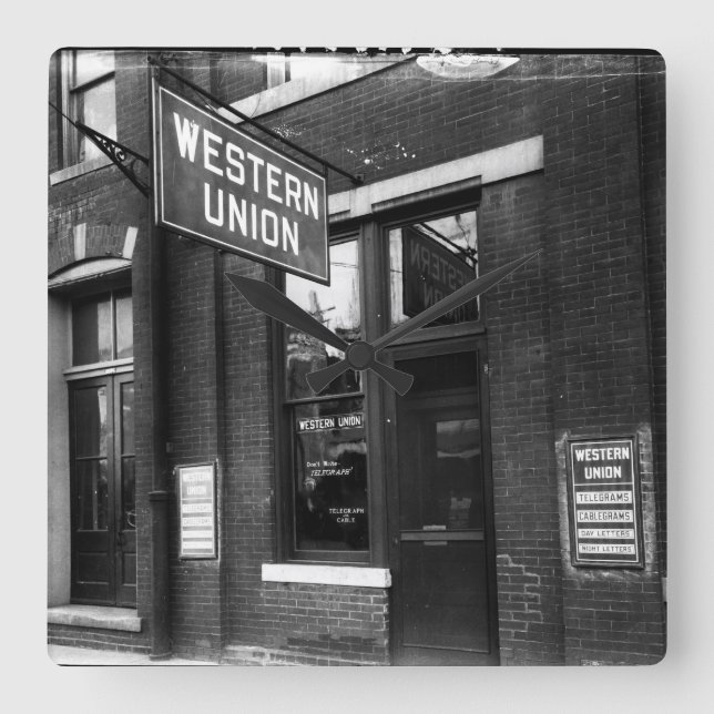 Circa 1925 Telegrafenstation Old Black & White Quadratische Wanduhr (Vorderseite)
