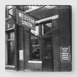 Circa 1925 Telegrafenstation Old Black & White Quadratische Wanduhr