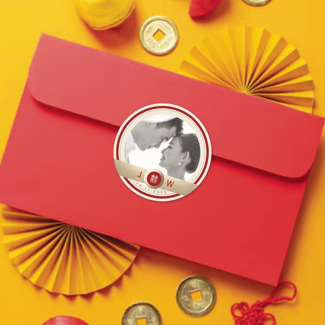 Circle Double Happiness Chic Chinese Wedding Foto Runder Aufkleber (Red/Gold Double Happiness Modern Chinese Wedding Photo Classic Round Sticker @ fatfatin_red_knot)
