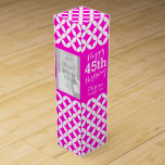 Circle Foto Name 45. Geburtstag Rosa Weinkiste Weinbox<br><div class="desc">Moderner Pop mit rosa und weißem,  kreisförmigen Weinkeller. Personalisieren Sie mit dem Namen Ihrer Empfänger,  dem Geburtstag und der Wahl von zwei Fotos. Derzeit liest glückliche 45. Geburtstag Martina Vintagen Jahr. Entworfen von Sarah Trett.</div>