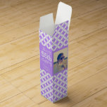 Circle Foto Name 55. Geburtstag lila Weinkiste Wein-Geschenkverpackung<br><div class="desc">Moderne lila Weinkiste in weißem,  runden Stil. Personalisieren Sie mit dem Namen Ihrer Empfänger,  dem Geburtstag und der Wahl von zwei Fotos. Derzeit liest glückliche 55. Geburtstag Charlie Vintagen Jahr. Entworfen von Sarah Trett.</div>