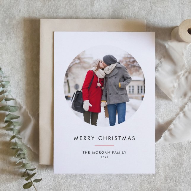 Circle Foto Rot Minimalistisch Frohe Weihnachten (Customizable photo Christmas card featuring modern typography and circle layout.  )