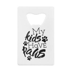 Citations d'enfants avec pattes sur les chiens êtr