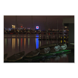 Citgo Sign durch die Boote auf dem Charles River Fotodruck