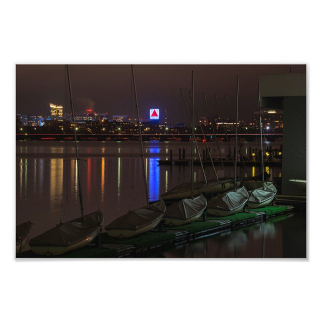 Citgo Sign durch die Boote auf dem Charles River Fotodruck (Vorne)