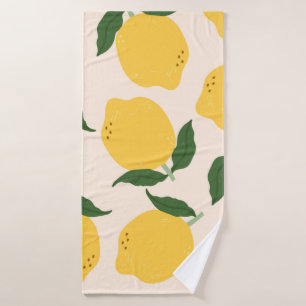 Citrons jaunes juteux, feuilles verts. Fraîchement