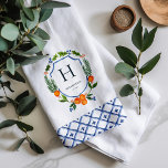 Citrus Botanical Christmas | Familienname Monogram Geschirrtuch<br><div class="desc">Mit modernen und eleganten Aquarellfarben-Zitrusfloralen und Fliesen in sanften Farbtönen. Genießen Sie die faszinierende Schönheit der Ferien mit einer Farbpalette mit dunklen aquamarinen, Salbei grün, Orange, Pfirsich und Elfenbein. Diese reichen und natürlichen Farbtöne fügen sich nahtlos in eine Atmosphäre rustikaler Eleganz und pulsierenden Charmes ein. Das tiefe aquamarine und schlaue...</div>