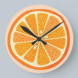 Citrus Oranges Fun Runde Wanduhr<br><div class="desc">Vergnügen Sie sich mit orangefarbenen Zitrusfrüchten auf einem rot-rosa Hintergrund. Originelle Kunst von Nic Squirrell.</div>