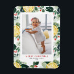 Citrus und Winter Greenery Muster Weihnachts-Foto Magnet<br><div class="desc">Frohe Weihnachten! Mit diesem individuell gestaltbaren Foto Weihnachts-Foto-Magneten heißen Sie Ihre Familie und Freunde herzlich willkommen. Es zeichnet sich durch das botanische Wassermuster von Zitrusfrüchten, Zitronenschnitzeln, Grünpflanzen und Heiligen aus. Personalisieren Sie diesen Weihnachtsmagneten in Aquarellfarbe, indem Sie Ihre Details hinzufügen. Dieser Zitronenmagnet für Weihnachten ist in einer Vielzahl von Fotos...</div>