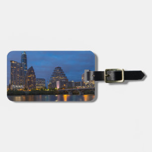 City Skyline spiegelt sich in Lady Bird Lake wider Gepäckanhänger