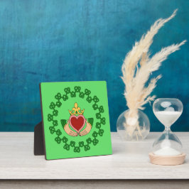 Claddagh und grüne Knüpfarbeit Fotoplatte