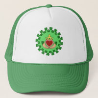 Claddagh und grüne Knüpfarbeit