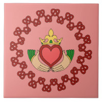 Claddagh und Rote Knüpfarbeit auf Rosa