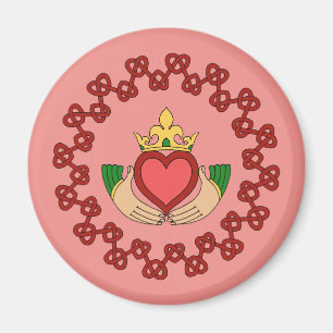 Claddagh und Rote Knüpfarbeit auf Rosa Magnet