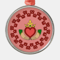 Claddagh und Rote Knüpfarbeit auf Rosa