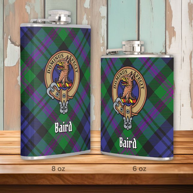Clan Baird Wappen über Tartan Flachmann (Von Creator hochgeladen)