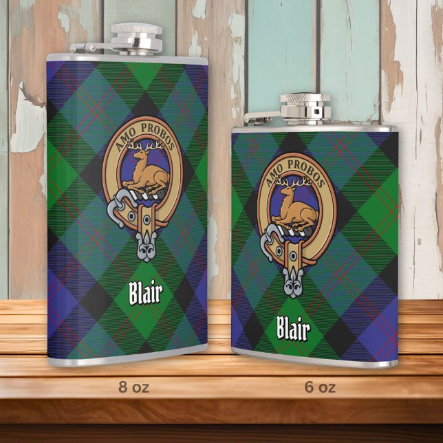 Clan Blair Wappen über Tartan Flachmann (Von Creator hochgeladen)