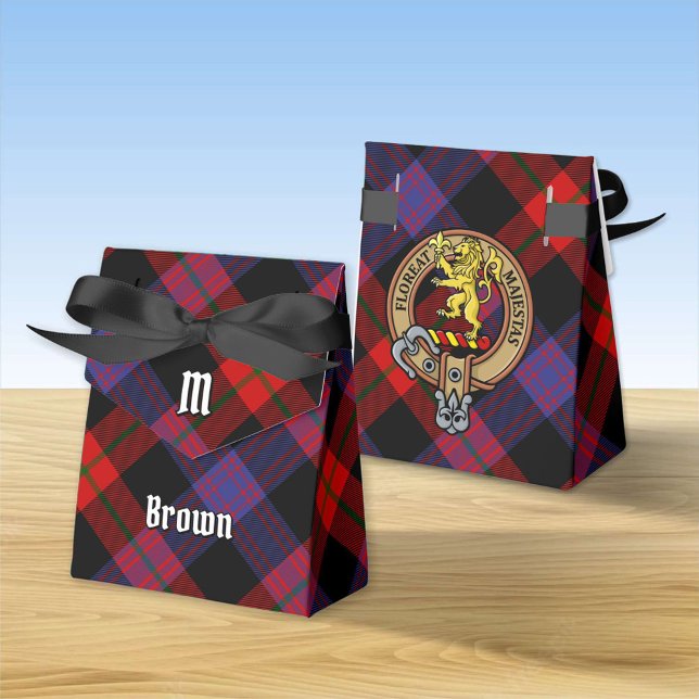 Clan Brown Wappen über Tartan Geschenkschachtel (Von Creator hochgeladen)