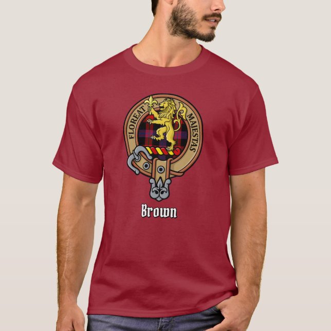Clan Brown Wappen über Tartan T-Shirt (Vorderseite)