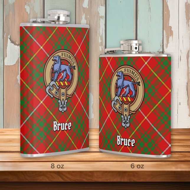 Clan Bruce Wappen über Tartan Flachmann (Von Creator hochgeladen)