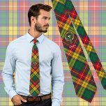 Clan Buchanan Wappen über Tartan Krawatte<br><div class="desc">Clan Buchanan Wappen Abzeichen umgeben von einem Gurt und Schnalle über Tartan Hintergrund. Eigener Text.</div>