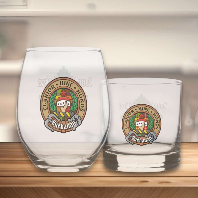 Clan Buchanan Wappen über Tartan Whiskyglas (Von Creator hochgeladen)