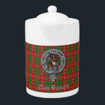 Clan Burnett Wappen Abzeichen & Tartan<br><div class="desc">Stilvolle Teekanne mit schottischem Clan Burnett modernem tartan Hintergrund mit klanischem Wappen-Abzeichen und anpassbarem Text.</div>