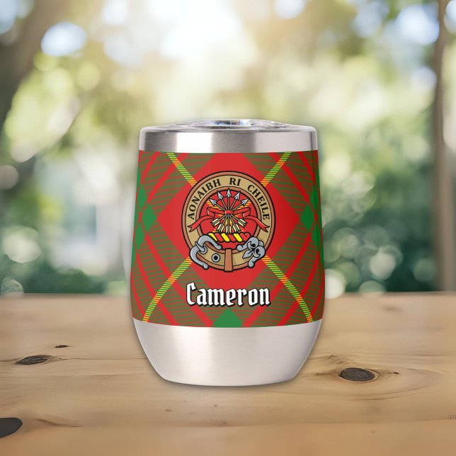 Clan Cameron Wappen über Tartan (Von Creator hochgeladen)