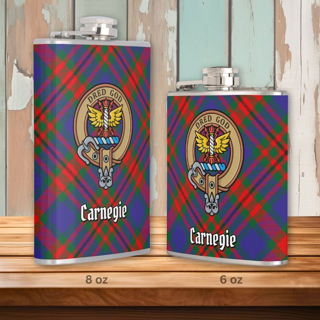 Clan Carnegie Wappen über Tartan Flachmann (Von Creator hochgeladen)