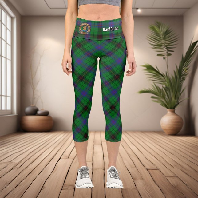 Clan Davidson Wappen über Tartan Capri Leggings (Von Creator hochgeladen)
