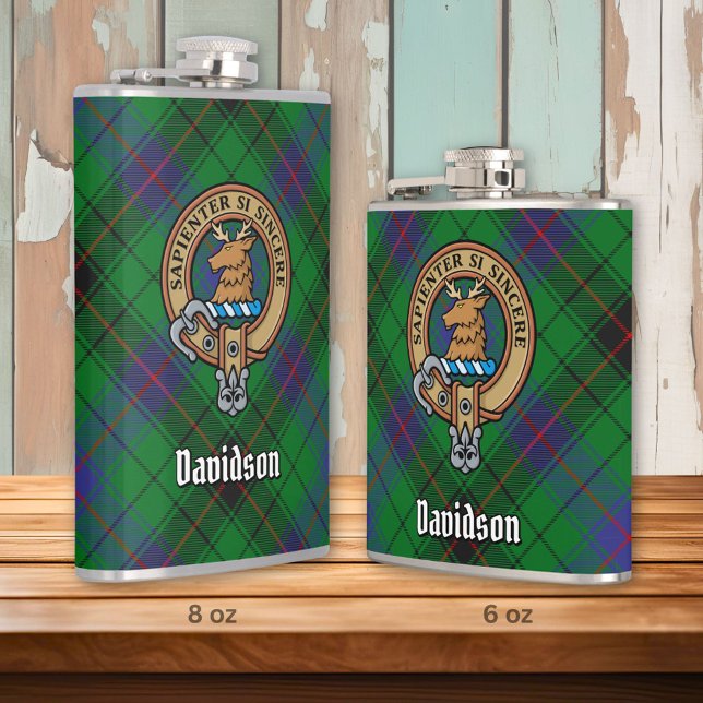 Clan Davidson Wappen über Tartan Flachmann (Von Creator hochgeladen)