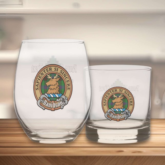 Clan Davidson Wappen über Tartan Whiskyglas (Von Creator hochgeladen)