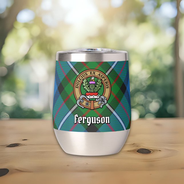 Clan Ferguson Wappen über Tartan (Von Creator hochgeladen)