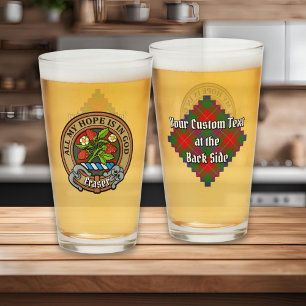 Clan Fraser Wappen über Tartan Glas