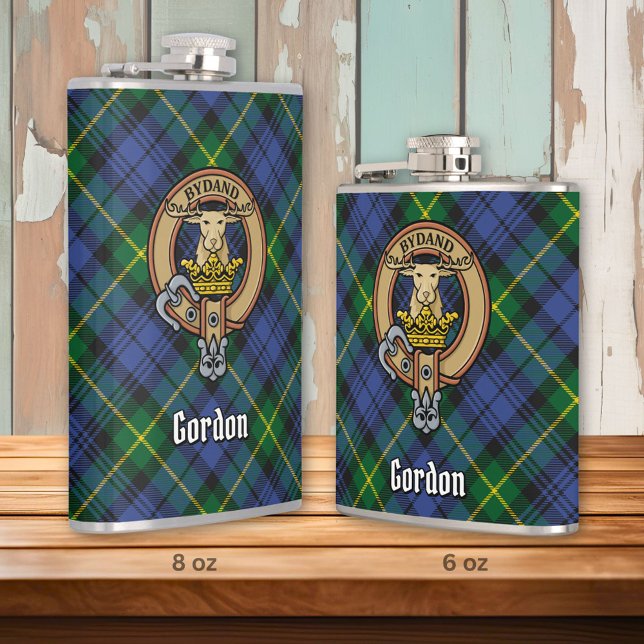 Clan Gordon Wappen über Tartan Flachmann (Von Creator hochgeladen)