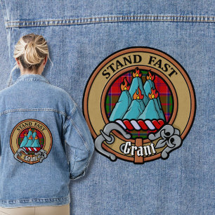 Clan Grant-Wappen über Tartan Jeansjacke