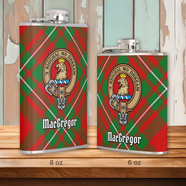 Clan Gregor Wappen über Tartan Flachmann (Von Creator hochgeladen)