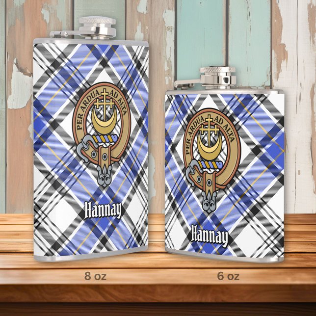 Clan Hannay Wappen über Tartan Flachmann (Von Creator hochgeladen)