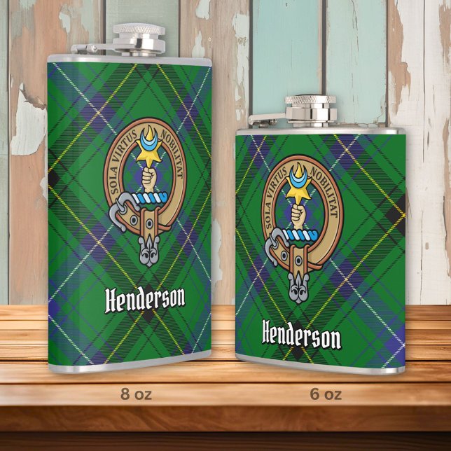 Clan Henderson Wappen über Tartan Flachmann (Von Creator hochgeladen)