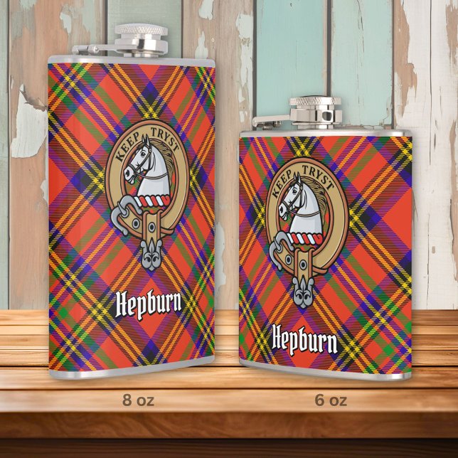 Clan Hepburn Wappen über Tartan Flachmann (Von Creator hochgeladen)